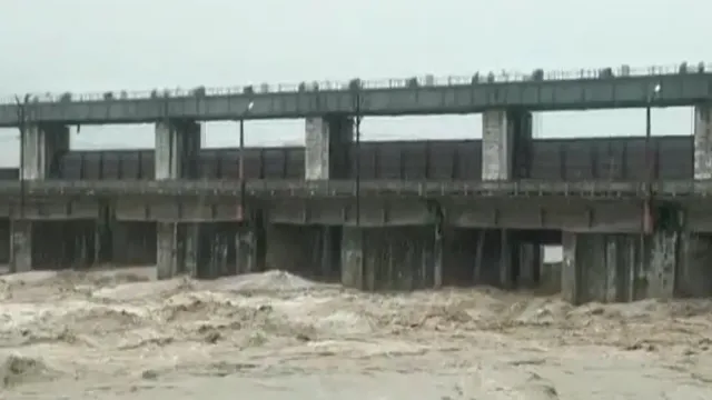 नेपाल में भारी बारिश से उफान पर गंडक नदी, वाल्मीकिनगर बराज से छोड़ा गया 4.24 लाख क्यूसेक पानी
