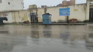स्याऊ स्थित बीईओ कार्यालय के बाहर सड़क किनारे भरा पानी। जागरण