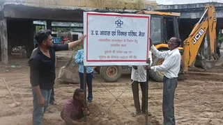जागृति विहार सेक्टर-8, गोल मार्केट में व्यावसायिक कांप्लेक्स का बोर्ड लगाते कर्मचारी। जागरण