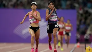 पिछले एशियन गेम्स में 5000 मीटर दौड़ में जापान की एथलीट को पछाड़तीं धाविका पारुल चौधरी। स्रोत इंटरनेट मीडिया