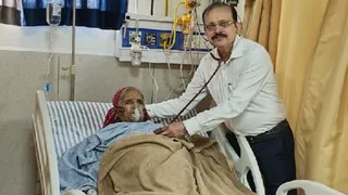 बड़ौत के आनंद हास्पिटल में भर्ती जौहड़ी गांव की दादी प्रकाशी तोमर की जांच करते चिकित्सक। सौ. स्वजन