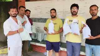 अपनी टीम के साथ लावारिस लोगों की अस्थियां लिए नुमाईशकैंप निवासी राहुल झाम। जागरण