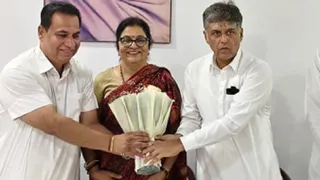 प्रदेश प्रभारी रजनी पाटिल का बैठक में पहुंचने पर स्वागत करते कांग्रेस अध्यक्ष एचएस लक्की और सांसद मनीष तिवारी।