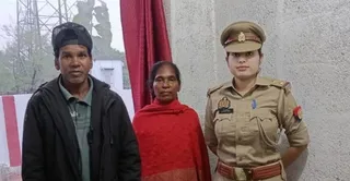 एसआई शिवांगी गुप्ता व पति रम्भा तोपनो के साथ खड़ी हीरा तोपनो। पुलिस