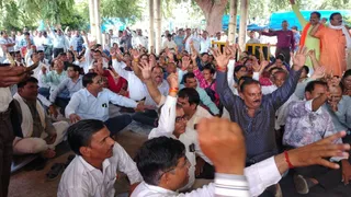 नीलम पार्क में धरने पर बैठे शिक्षक। (फोटो- जागरण)