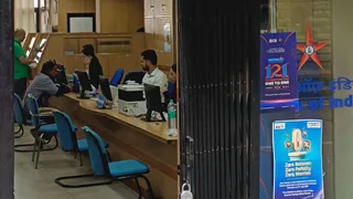 शिमला में रविवार को बैंक में कार्य करते कर्मी। जागरण