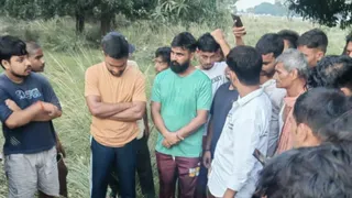 मौके पर इकट्ठे लोग। (जागरण)
