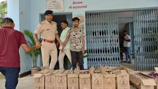 जमुई पुलिस ने शराब तस्कर को पकड़ा।