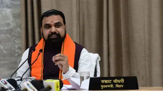 प्रेस कांफ्रेंस करते मुख्यमंत्री सम्राट चौधरी।