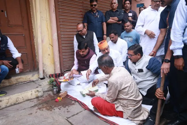 CM gainti own house 257