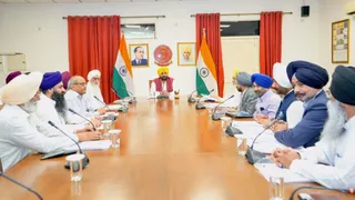 कमेटी सदस्यों से बैठक करते हुए सीएम भगवंत मान।