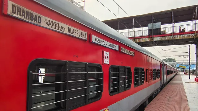 रेल यात्रियों के लिए जरूरी खबर: एलेप्पी एक्सप्रेस धनबाद से 1.30 घंटे लेट खुलेगी, हैदराबाद-रक्सौल समेत दो ट्रेनें रद
