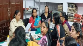 एफआईआर कराने सचिवालय थाने पहुंचीं भाजपा नेत्री।