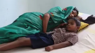 सीएचसी में इलाजरत महिला और बालक। (जागरण)