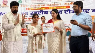 गाजीपुर: सत्यदेव डिग्री कालेज में आयोजित रोजगार मेले में चयनित अभ्यर्थी को नियुक्ति पत्र देता जिला पंचायत प्रशासक सपना सिंह। सूचना विभाग