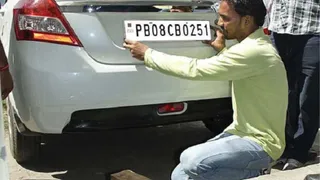 हाई सिक्योरिटी नंबर प्लेट लगाने की फाइल फोटो।
