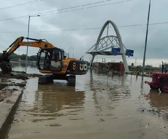 Heavy Rain Turns Ganga Expressway Into Pond (1)