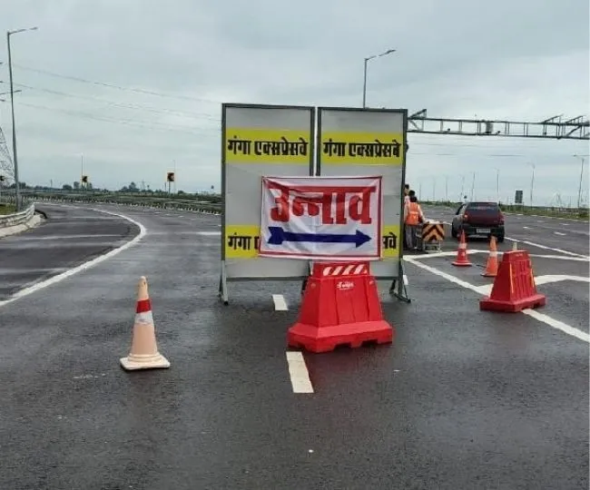 Heavy Rain Turns Ganga Expressway Into Pond (2)