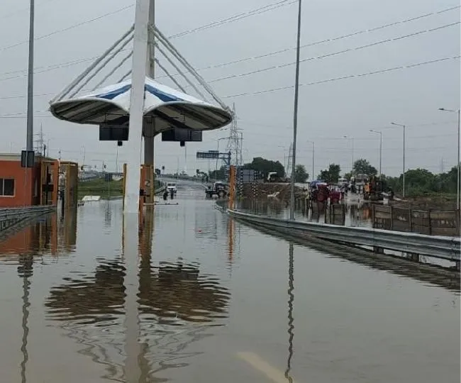 Heavy Rain Turns Ganga Expressway Into Pond (3)