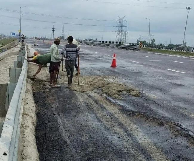 Heavy Rain Turns Ganga Expressway Into Pond (4)