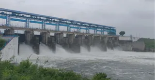 हमीरपुर के मौदहा बांध का जलस्तर बढ़ने से छोड़ा गया पानी। जागरण