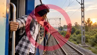 ट्रेन के गेट पर लटककर हवा खाने वाले ध्यान दें! (Image Source: AI-Generated)