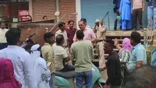 होटल के बाहर जमकर हंगामा हुआ। (वीडियो ग्रैब)