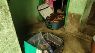झाझा ने घर में चोरी।