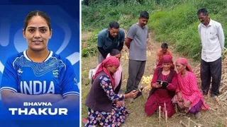 कबड्डी खिलाड़ी भावना ठाकुर और खेत में बेटी का मैच देखते परिवार के सदस्य।
