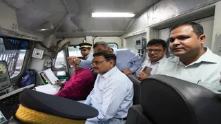 सूबेदारगंज स्टेशन से संगम एक्सप्रेस के माध्यम से 190 रूट किमी लंबे प्रयागराज–कानपुर खंड पर ‘कवच’ स्वचालित ट्रेन सुरक्षा। सौ. रेलवे