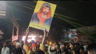 अंजड़ नगर में झांकियों के चल समारोह में लारेंस बिश्नोई का पोस्टर लहराता युवक। (वीडियो ग्रैब)