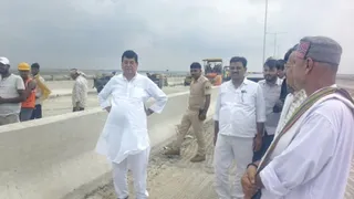 कोसी नदी पर बन रहे एनएच-106 के महत्वपूर्ण पुल का सांसद ने किया निरीक्षण। (जागरण)