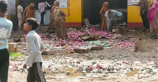 दुकान के बाहर शराब को बर्बाद करतीं महिलाएं। ग्रामीण