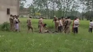 कौशांबी में मंझनपुर क्षेत्र के रजबर बंधवा मोड़ के पास खेत में शव मिलने के बाद जांच करती पुलिस। जागरण