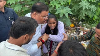घायल छात्रा को सहारा देकर उठाते मंत्री संजय कुमार।