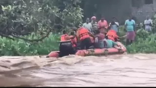 रेस्क्यू करती हुई टीम। फोटो जागरण
