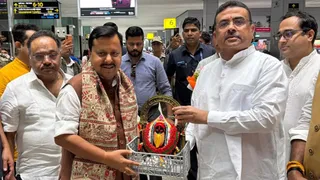 सीएम शुभेंदु ने बंगाल दौरे पर पहुंचे भाजपा के राष्ट्रीय अध्यक्ष नितिन नवीन का किया स्वागत
