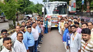 लखनऊ रवाना होने के पहले प्रयागराज विकास भवन के बाहर डीपीआरओ रवि शंकर द्विवेदी के साथ खड़े नवनियुक्त ग्राम पंचायत अधिकारी।
