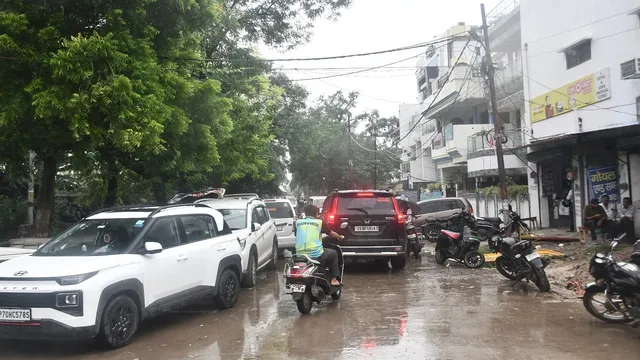 प्रयागराज: विकसित कॉलोनियां बनीं बाजार, कोचिंग और नर्सिंग होम के चलते सड़कों पर पार्किंग