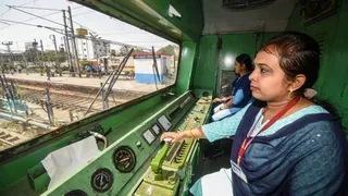रेलवे कर्मचारी। फाइल फोटो
