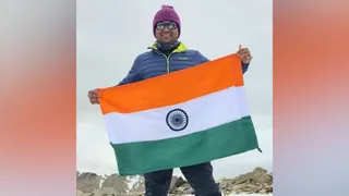 खानपुर: लद्दाख की चोटी पर तिरंगा फहराते राकेश यादव।