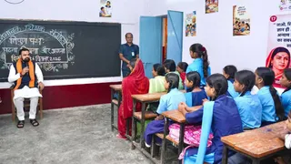 बच्चों के साथ संवाद करते मुख्यमंत्री। फोटो X/@samrat4bjp