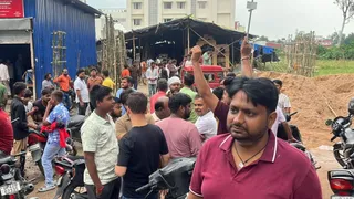 मौके पर पहुंचे केंद्रीय दुर्गा पूजा समिति के अध्यक्ष मनोज जायसवाल व नगर कोतवाल मनोज शर्मा व अन्य पूजा समितियां के लोग