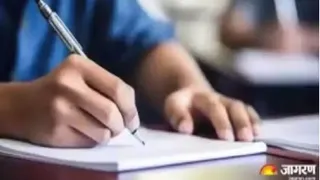 टीजीटी-पीजीटी भर्ती में पुरानी नियमावली से परीक्षा कराने की मांग को लेकर प्रतियोगी छात्र प्रयागराज के डीएम से मिले।