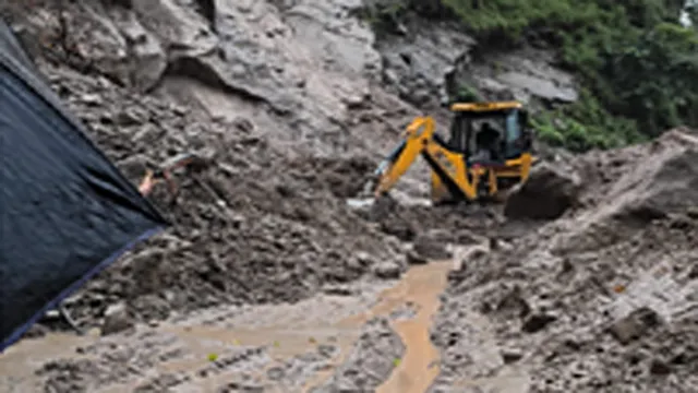 नैनीताल में 36 घंटे से मूसलाधार बारिश...आफत बनकर बरस रहे बादल, भवाली रोड में मलबा आने से सड़क बंद
