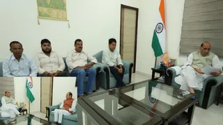 रक्षा मंत्री राजनाथ सिंह से उनके आवास पर मुलाकात करते सुरेश राणा व स्वजन। सौ. स्वजन