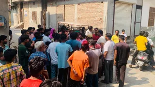 घटनास्थल पर मौजूद लोग।