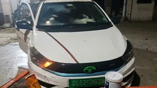 सेक्टर 21 में डिवाइडर से टकराई कार। सौ- स्वजन