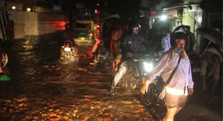 जल मग्न बेतियाहाता रोड। जागरण
