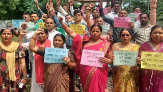 सोनभद्र में अनुदेशक शिक्षकों का प्रदर्शन: वेतन और सुप्रीम कोर्ट के आदेश के अनुपालन की मांग।
